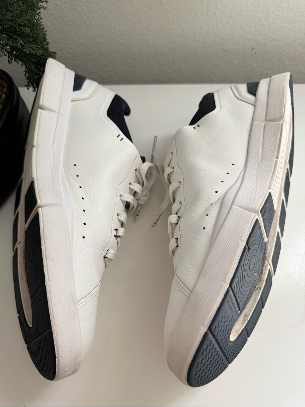 On Running Men size 12 the Roger avantage  Low-Top Sneakers in White and Black - Picture 8 of 10